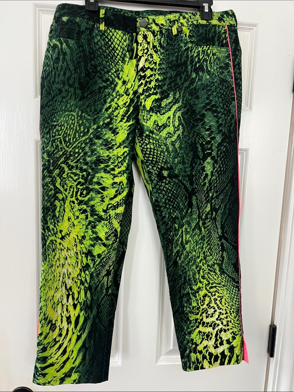 ELIE TAHARI 12 Green Snake-Print Capri Pants